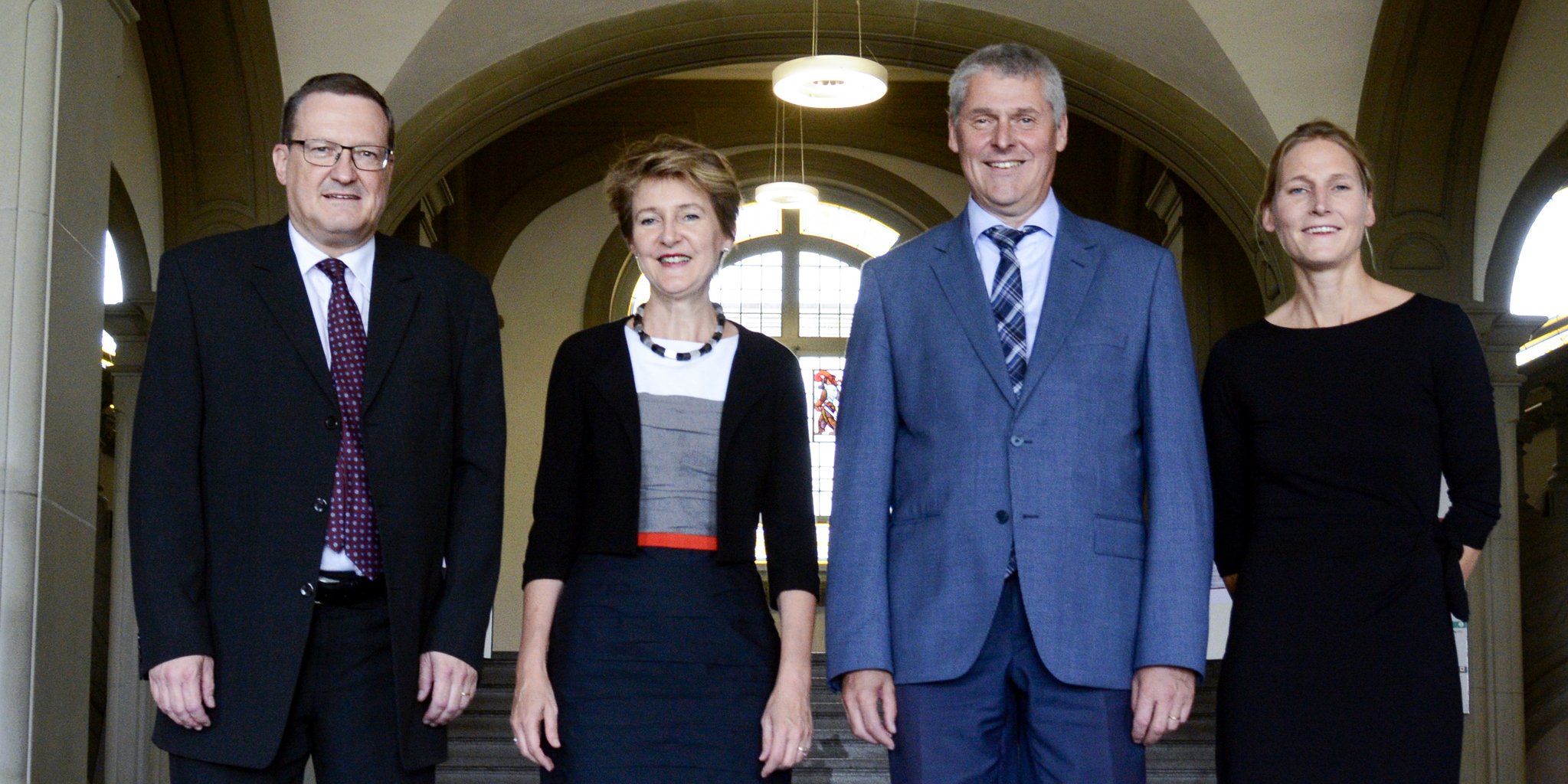 Im Bild v.l.n.r.: Prof. Stephan Wolf, Bundesrätin Simonetta Sommaruga, Prof. Christian Leumann, Rektor der Universität Bern und Prof. Stephanie Hrubesch-Millauer